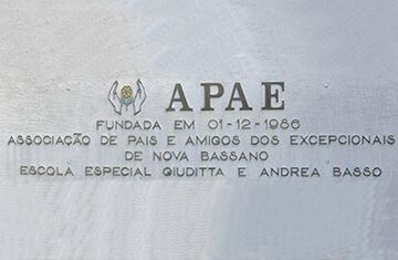 APAE è una struttura di assistenza ai disabili di Nova Bassano, città gemella in Brasile, destinando ad essa tutte le risorse ricavate dalla distribuzione del libro.